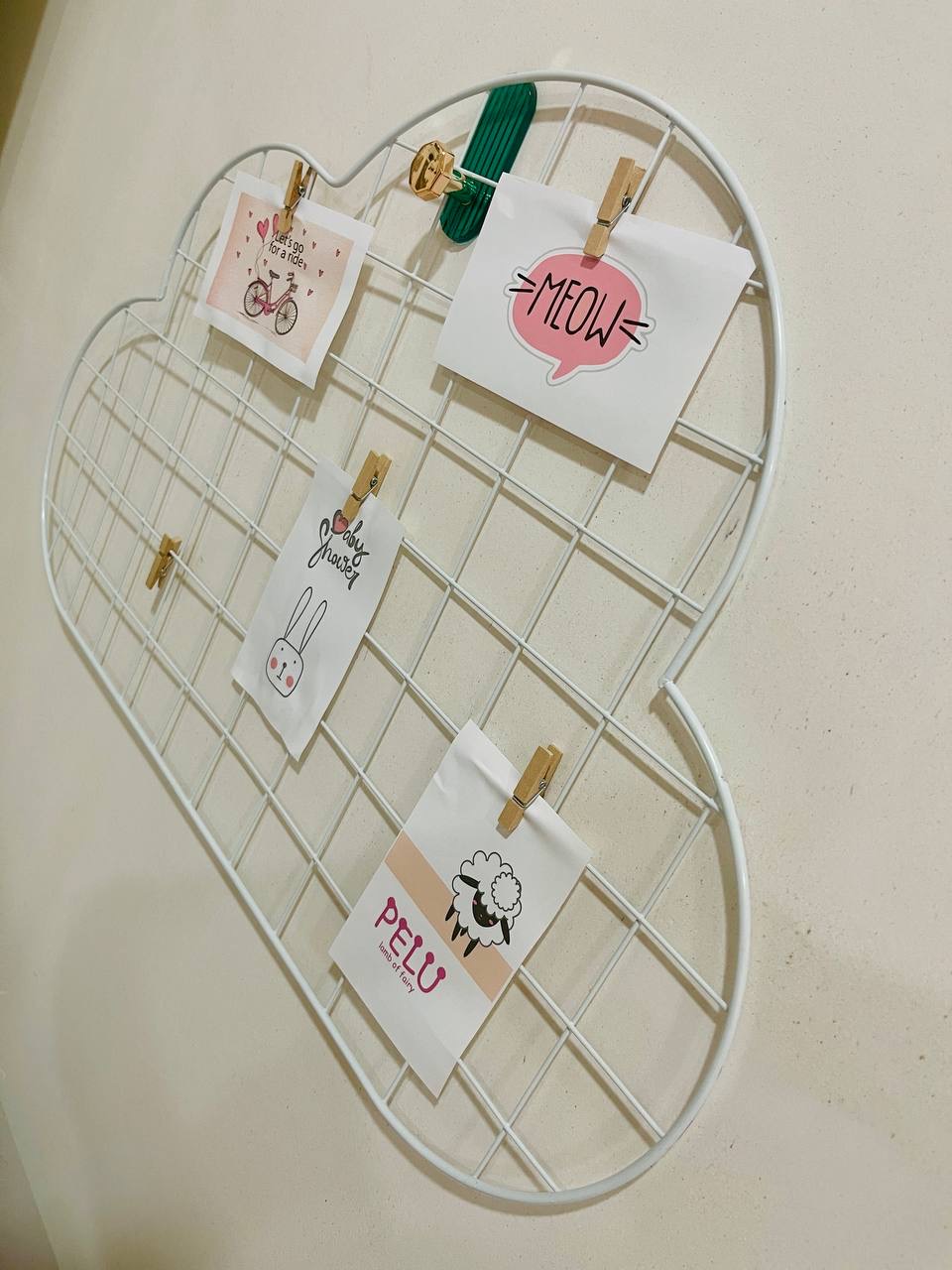 تەلی دیوار بۆ هەڵواسینی ستیکەر