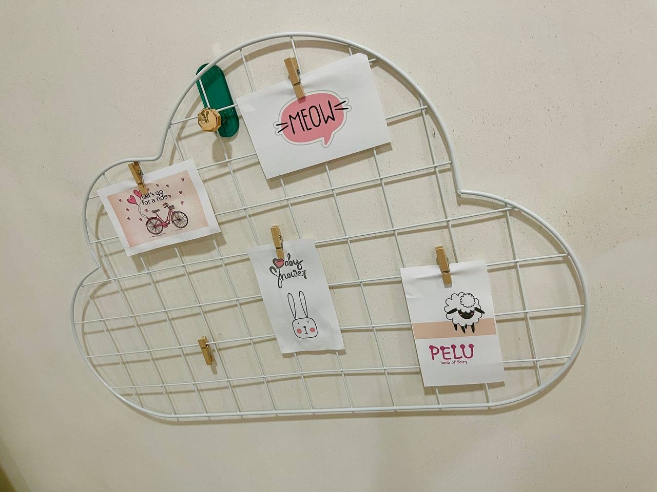 تەلی دیوار بۆ هەڵواسینی ستیکەر