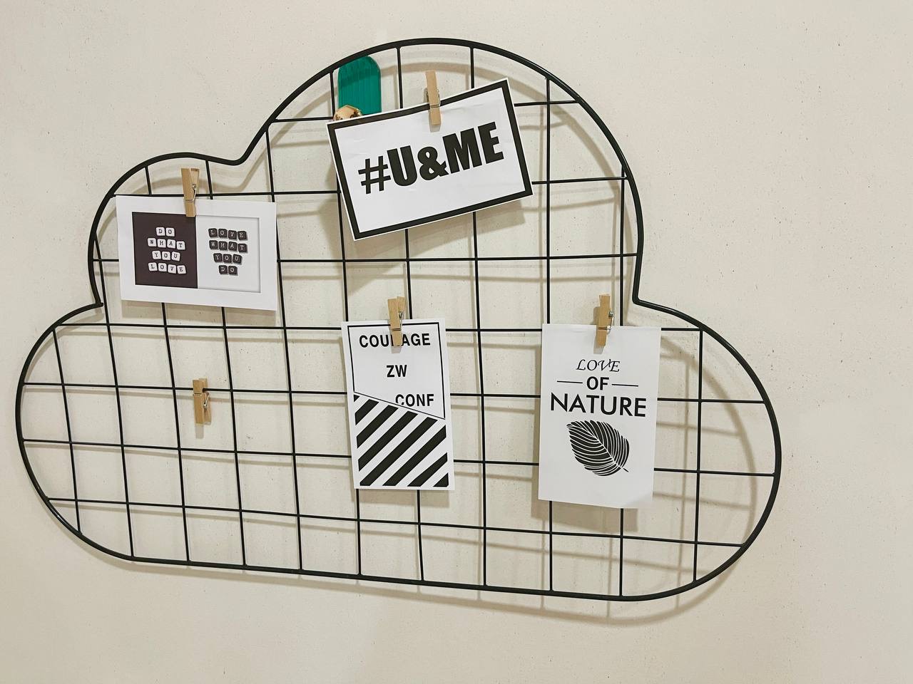 تەلی دیوار بۆ هەڵواسینی ستیکەر