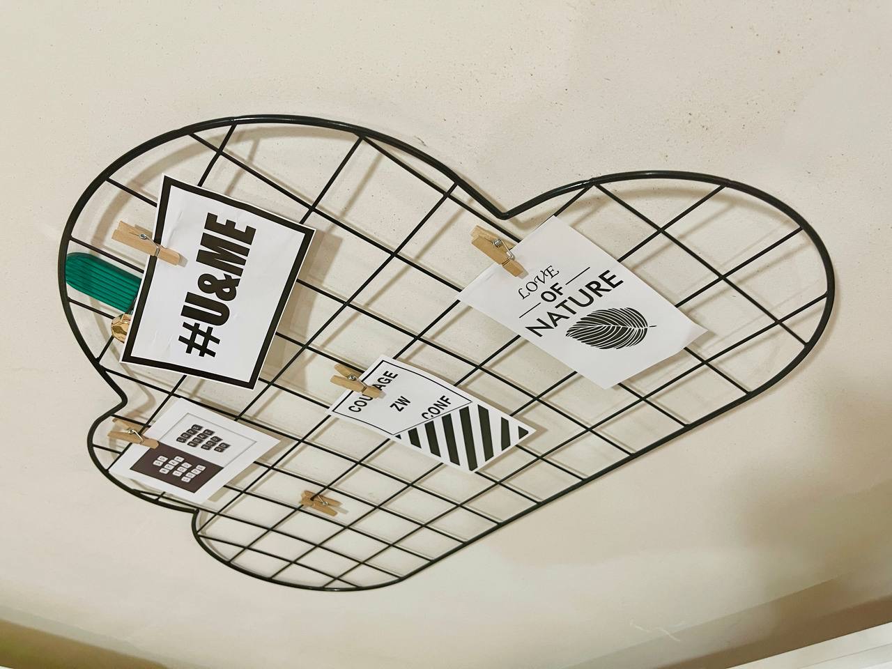 تەلی دیوار بۆ هەڵواسینی ستیکەر